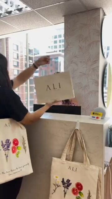 Solo por este feriado 💥 ¡Premios, descuentos y sorpresas solo para ti! 💥 Participa en nuestra Ruleta Regalona al comprar online🛍️
Haz un screenshot del premio que te toque y reclámalo con tu pedido.
🎁 5%, 10%, 20% o ¡regalos especiales de Ali Botanics!
Regalos:
✨️Roll On Relax o Energía
✨️Cepillo para pies
✨️Tónico Capilar Romero 1onz
✨️Cosmetiquera
✨Lip Balm
Puedes participar por compras mayores a $35
*No aplica promo sobre promo
*Aplica hasta el 12 de octubre