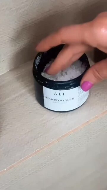 🍑 ¿Celulitis o retención de líquidos?
Tenemos la solución en casa.

Comenta BOOTY y te enviamos por interno un tutorial de masajes linfáticos para que puedas hacerlos tú misma en casa.

✨ aún mejor si complementas con nuestro Booty Kit 100% natural y veras increibles resultados.

#AliBotanics #BootyKit #MasajesLinfaticos #PielLisa