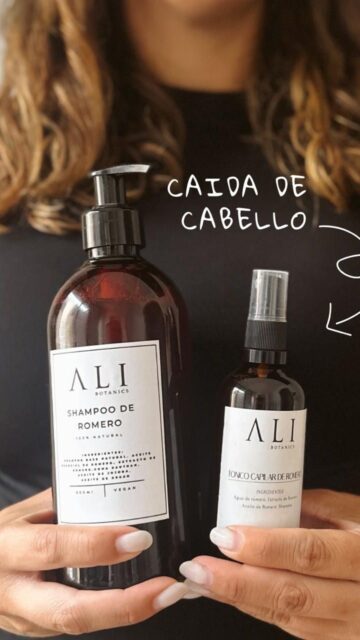 Volver a ver tu cabello fuerte, brillante y abundante sí es posible.
No necesitas químicos agresivos, necesitas constancia y los ingredientes correctos.
Nuestro kit anticaída trabaja desde la raíz para ayudarte a recuperar la salud de tu cabello de forma natural.
Nuestro KIT ANTICAÍDA 100% natural es lo que necesitas