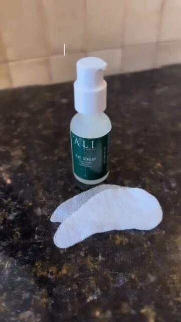 Un boost natural para una mirada más fresca.
Nuestro Eye Serum + pads de seda ayuda a hidratar, suavizar y revitalizar la zona del contorno de ojos, previniendo y eliminando líneas de expresión. Es ideal para esos días en los que tu piel necesita un extra de cuidado.
Ligero, natural y perfecto para tu rutina diaria ✨