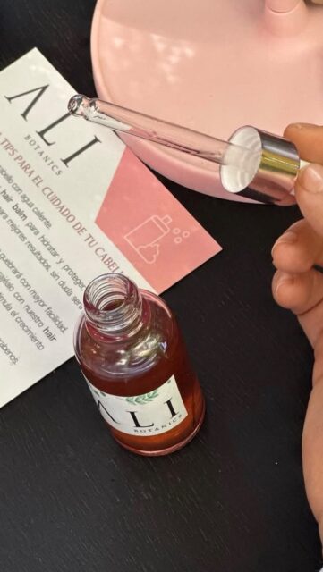 Es nuestro aniversario y queremos festejar con ustedes con algo hermoso que creamos: nuestro nuevo Taller: Kit Capilar Natural 🌿

Vas a crear tu propio kit capilar 100% natural y orgánico, personalizado para ti:

✨ Pre shampoo
✨ Shampoo
✨ Acondicionador

Y eso no es todo… recibirás una masterclass del famoso scalp massage, para que tu cabello crezca más fuerte, mejores tu circulación y relajes mente y cuerpo.

No pueden faltar las mimosas, vitamine water y muchas sorpresas más 💕

📍 Showroom Quito, República del Salvador y Suiza, Edificio Euro, piso 3
📅 29 de agosto
🕐 Horarios: 11am y 3pm
💵 Costo: $45

Cupos limitados — reserva el tuyo ✍🏼

#ALIBotanics #TallerCapilar #CuidadoNatural #ScalpMassage #SelfCare Quito