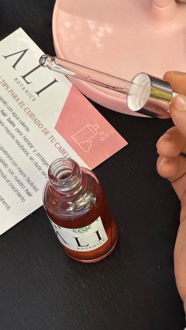 Es nuestro aniversario y queremos festejar con ustedes con algo hermoso que creamos: nuestro nuevo Taller: Kit Capilar Natural 🌿

Vas a crear tu propio kit capilar 100% natural y orgánico, personalizado para ti:

✨ Pre shampoo
✨ Shampoo
✨ Acondicionador

Y eso no es todo… recibirás una masterclass del famoso scalp massage, para que tu cabello crezca más fuerte, mejores tu circulación y relajes mente y cuerpo.

No pueden faltar las mimosas, vitamine water y muchas sorpresas más 💕

📍 Showroom Quito, República del Salvador y Suiza, Edificio Euro, piso 3
📅 29 de agosto
🕐 Horarios: 11am y 3pm
💵 Costo: $45

Cupos limitados — reserva el tuyo ✍🏼

#ALIBotanics #TallerCapilar #CuidadoNatural #ScalpMassage #SelfCare Quito