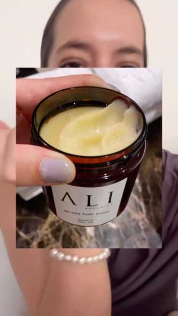 ¿Frizz, puntas secas, cabello opaco? 🌿
Tu rutina no está incompleta, le falta el toque final.

El Glossy Hair Balm se derrite en tus manos y deja tu cabello suave, brillante y bajo control, sin apelmazar.

✨ Sella puntas
✨ Controla el frizz
✨ Brillo natural al instante

Hecho a mano, 100% natural. Pídelo por DM 💬