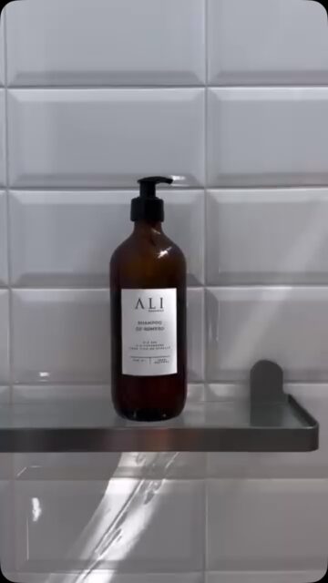 Romero: la planta que tu cabello estaba esperando 🌿✨

Nuestro Shampoo de Romero es 100% natural y está pensado para:
🌱 Estimular el cuero cabelludo
💧 Limpiar sin resecar
✨ Ayudar a fortalecer desde la raíz
🍃 Dejar tu cabello con brillo y un aroma herbal delicioso

Sin químicos agresivos, solo lo que la naturaleza hace mejor 💚

👇 Cuéntanos en comentarios:
¿Qué es lo que MÁS te preocupa de tu cabello?
1️⃣ Caída
2️⃣ Frizz
3️⃣ Grasa
4️⃣ Crecimiento lento

💬 Comenta “ROMERO” y te enviamos por DM la rutina ideal para tu tipo de cabello + un beneficio especial 🎁

📌 Guarda este reel para tu próxima compra y compártelo con esa amiga que siempre se queja de su cabello 😉
